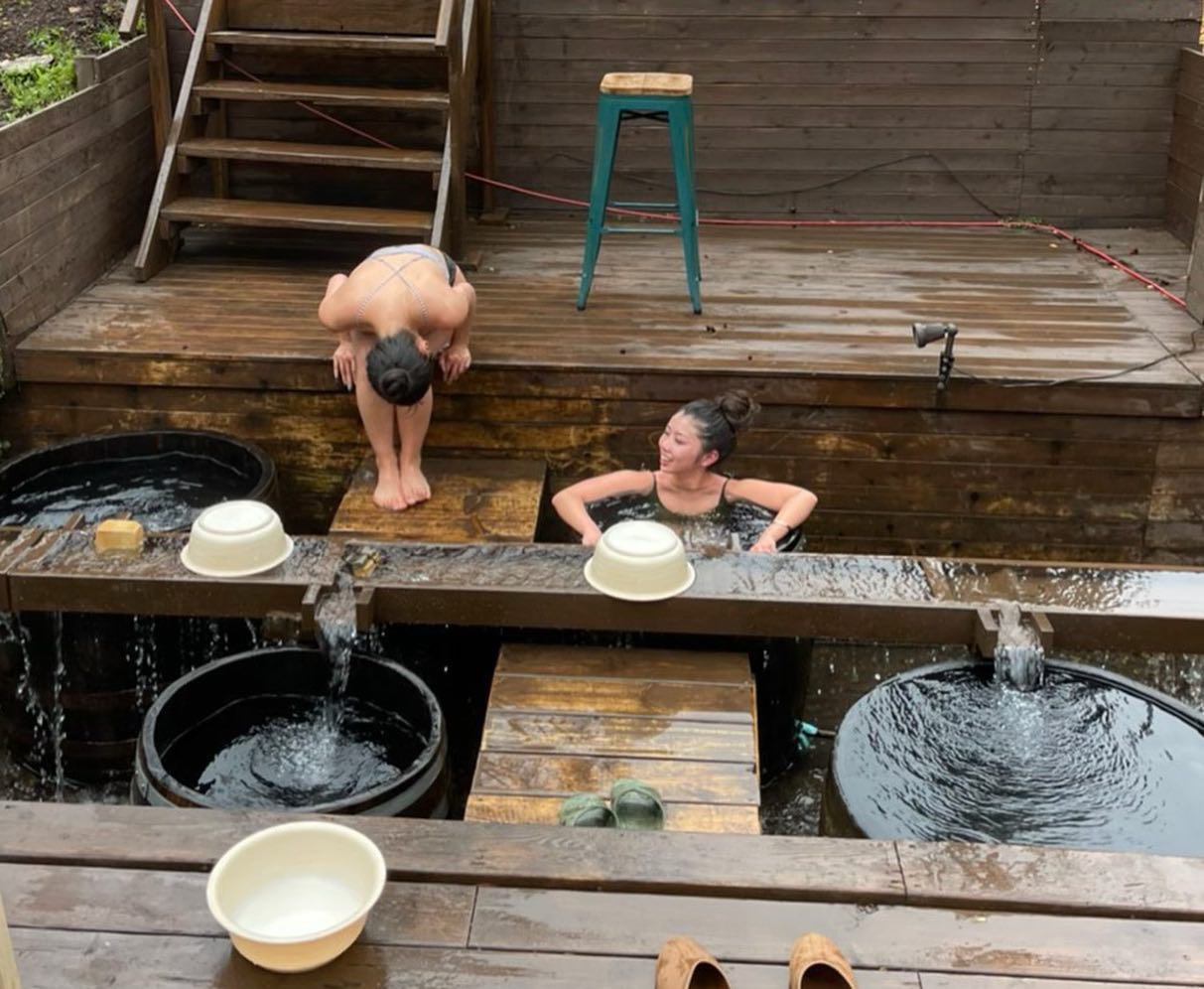 日本AAA片爽快视频-午夜精品免费 - 小鸡AV男JI大巴进入女人的直播