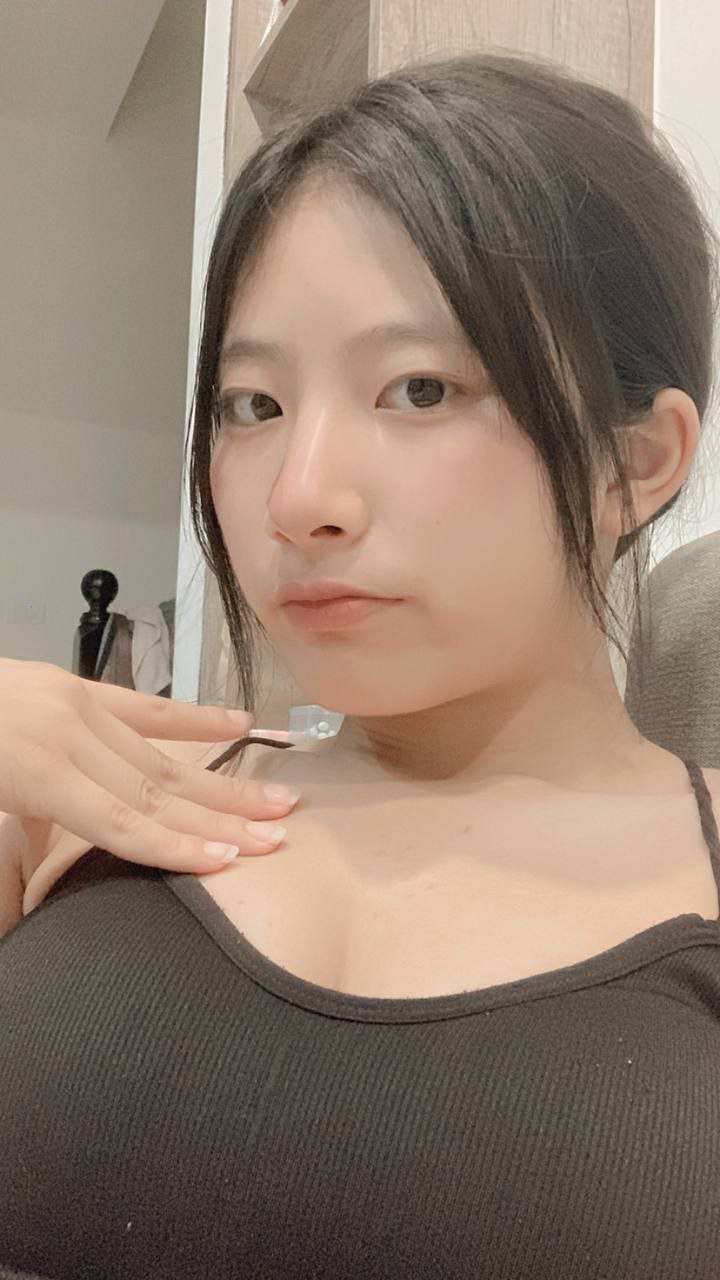 天堂一区二区在线观看-亲胸摸胸视频 - 小鸡AV男生手放进我内裤揉摸的动态图