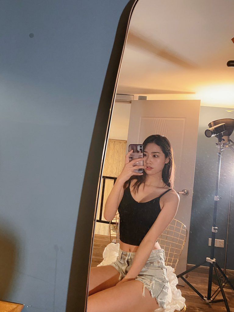 亚洲人成影视-被黑人玩得尖痛尖叫视频 - 小鸡AV不戴乳罩的巨胸女教师