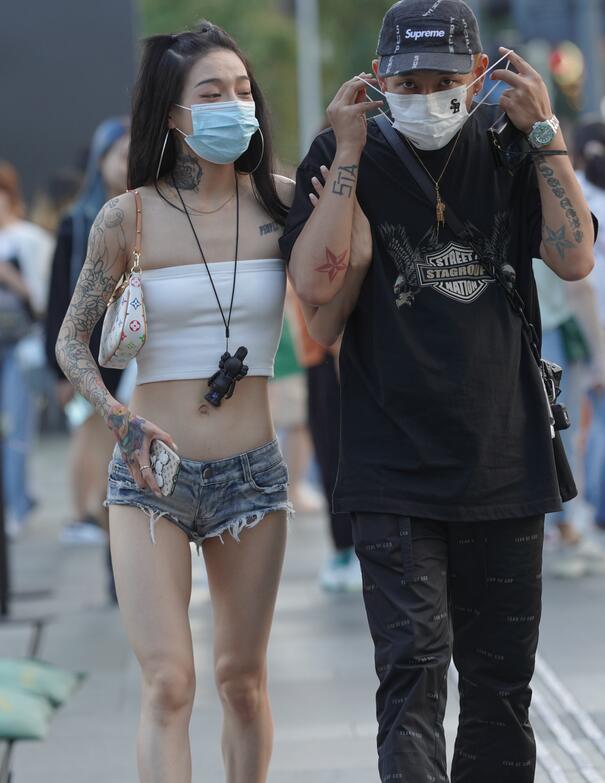 日韩免费不卡-继母的朋友们 - 小鸡AV欧美又大粗又爽又黄大片视频