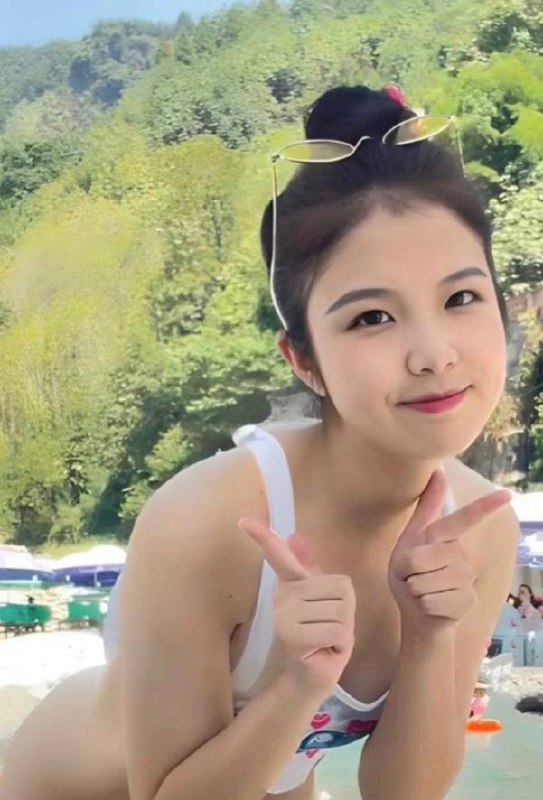 美女脱了内裤张开腿让女人添软件