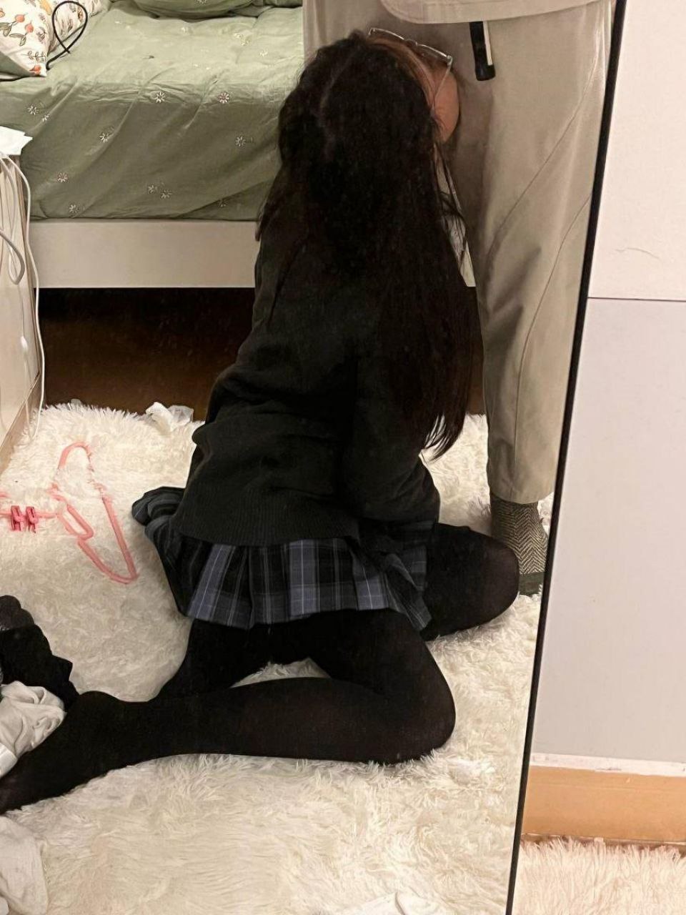 娇妻被朋友在客厅呻吟动漫