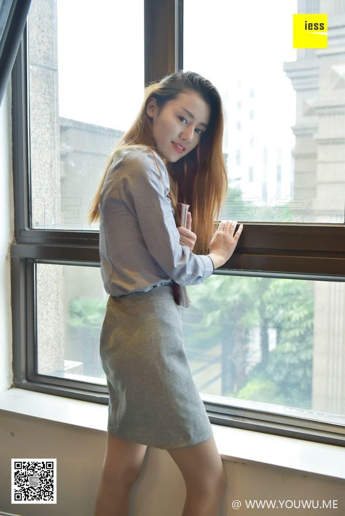 娇妻被朋友在客厅呻吟动漫