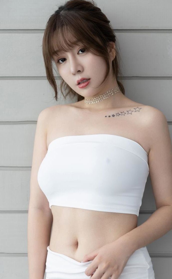 男人猛吃奶动态图gif