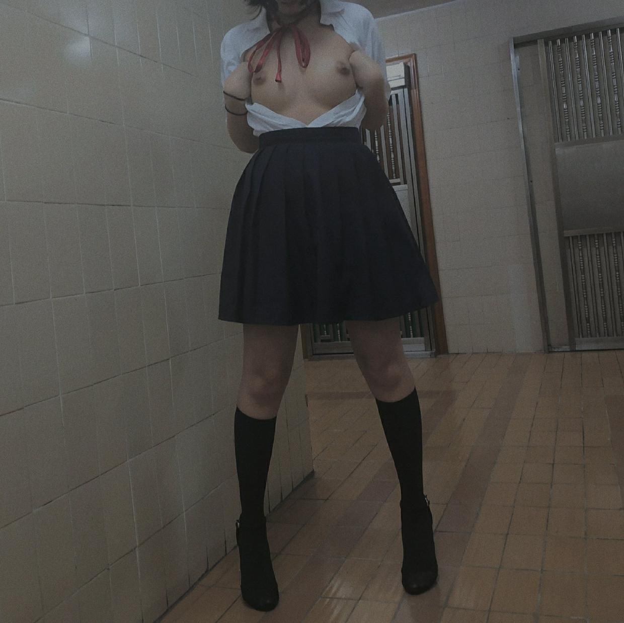 被强行扒开双腿疯狂进出