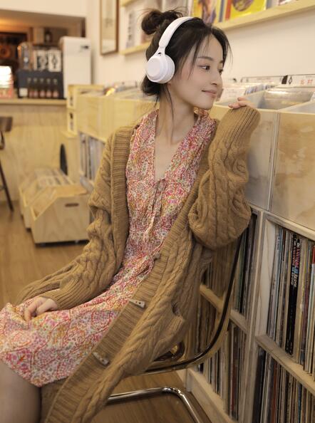 在线视频一区二区三区四区-贵妃被侍卫扒开双腿疯狂输出漫画 - 小鸡AV双性受在学校寝室被双龙攻