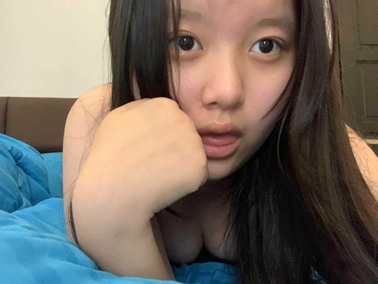 寡妇被老头舔到高潮的视频