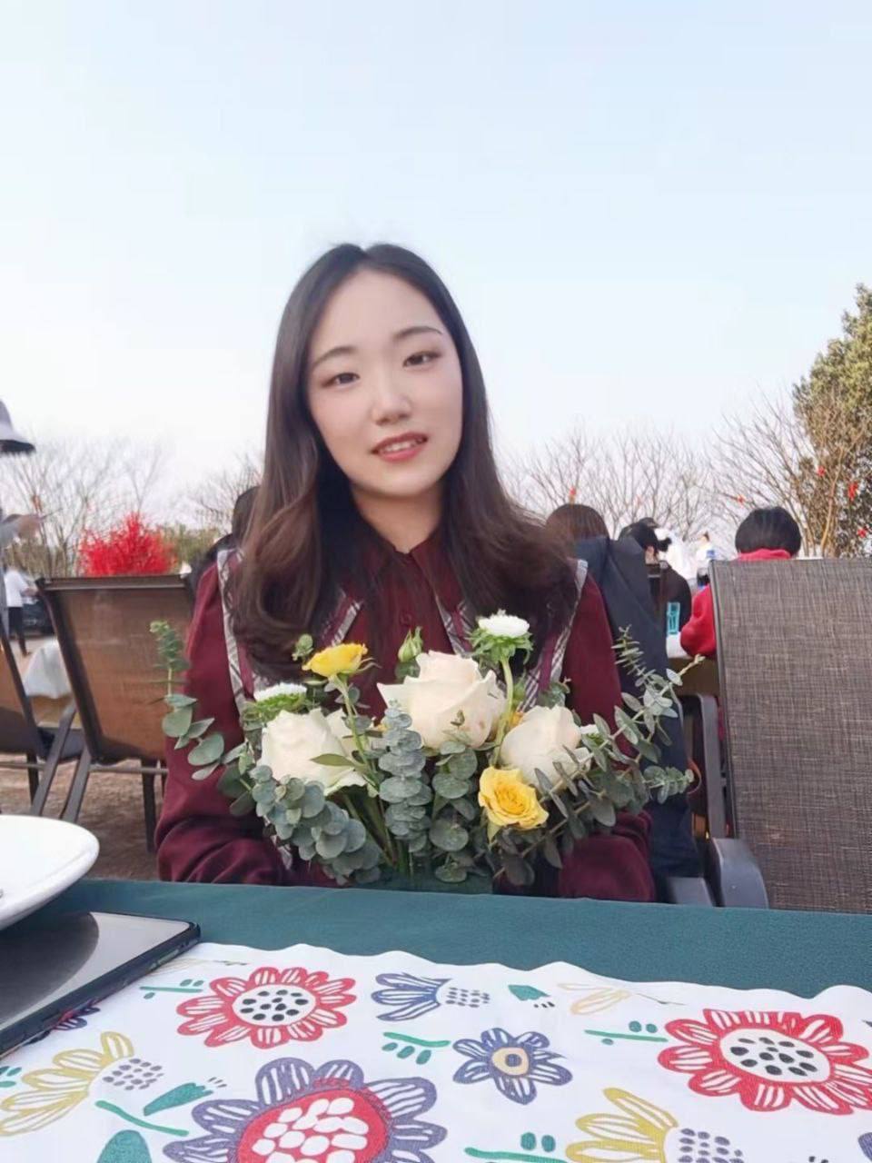 男人边吃奶摸下面的视频