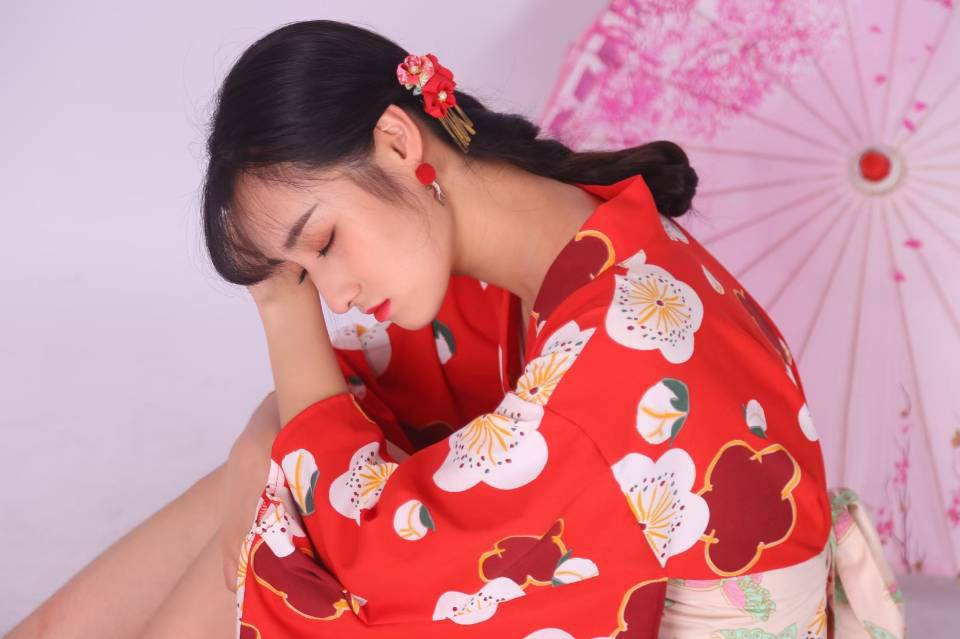 在线视频一区二区三区四区-贵妃被侍卫扒开双腿疯狂输出漫画 - 小鸡AV久久内在线视频精品mp4