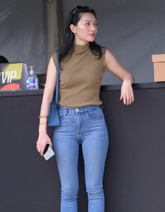 不戴胸罩引我诱的隔壁的邻居