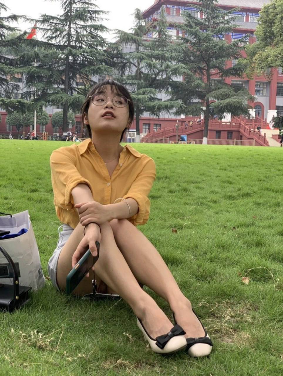 97在线视频免费人妻-欧美又黄又刺激色情大片 - 小鸡AV被老板抱进办公室揉我胸