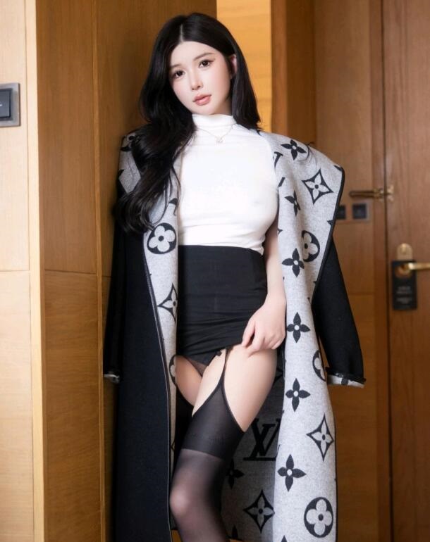 嫩模李丽莎喷水在线视频-两个黑人挺进校花体内NP - 小鸡AV在桌下含她的花蒂和舌头漫画