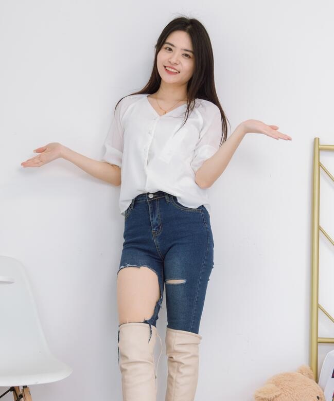 美女脱了内裤后打开腿让男人桶爽