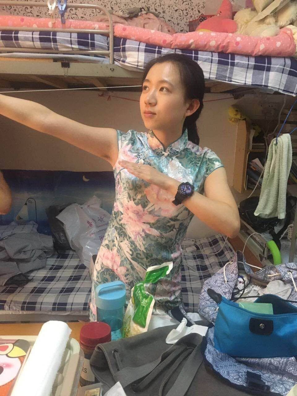 老汉扛起娇妻玉腿进入