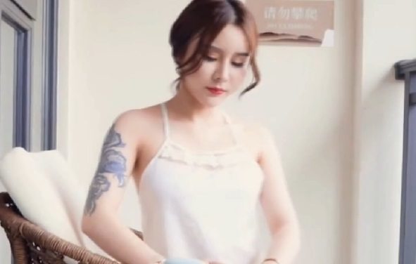 夹震蛋惩罚走绳乳夹SM女